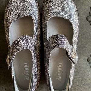Alegria Mary Jane shoes, size 41, black & white.